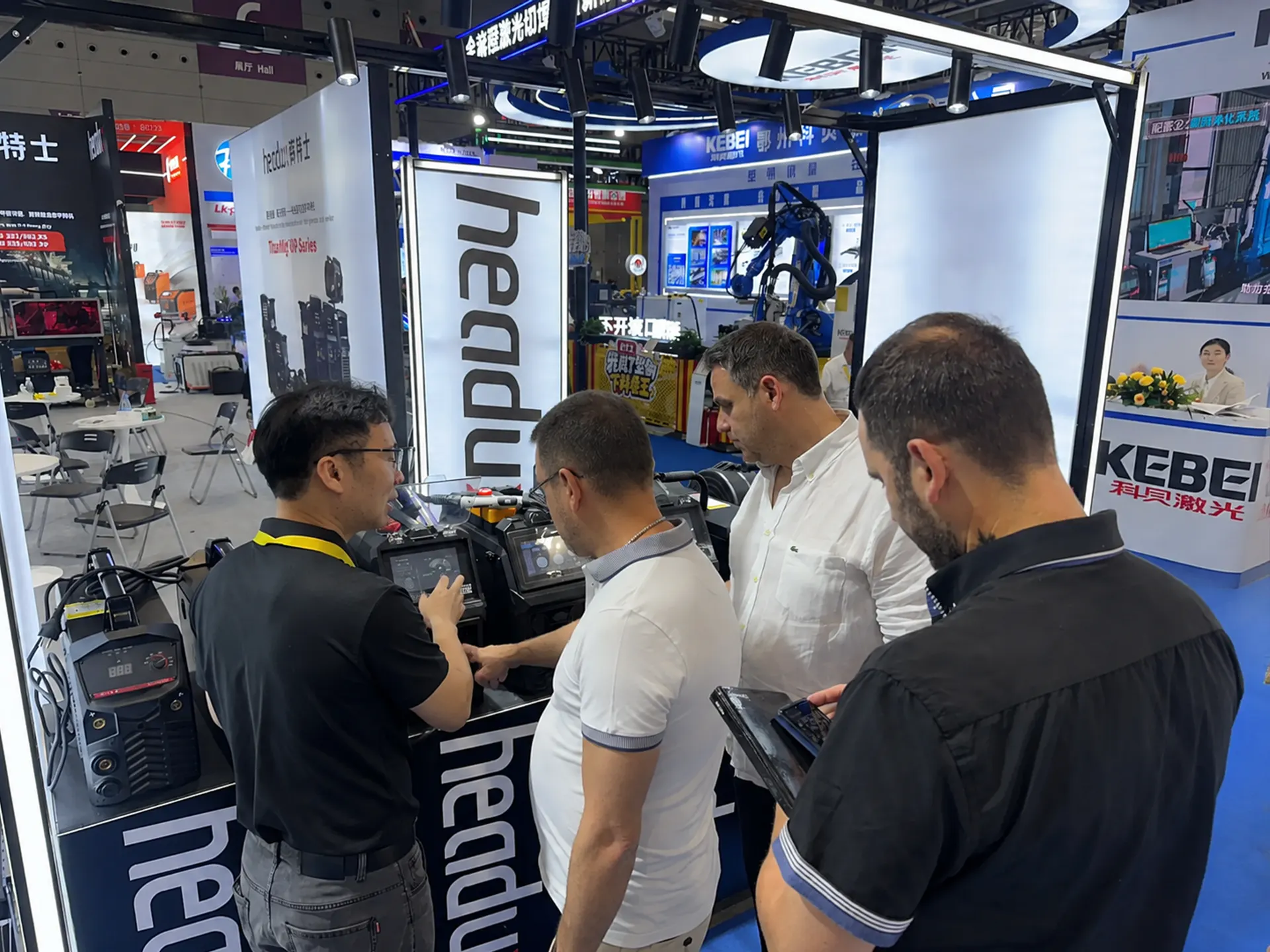 HEADUX 团队向国际客户介绍 NEXA 系列